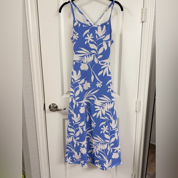 Pact Dresses & Skirts - Pact Blue and White Floral Patterned Dress with pockets and a shelf bra.